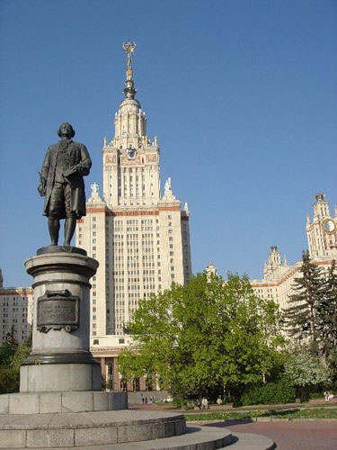 Памятник М.В. Ломоносову перед МГУ